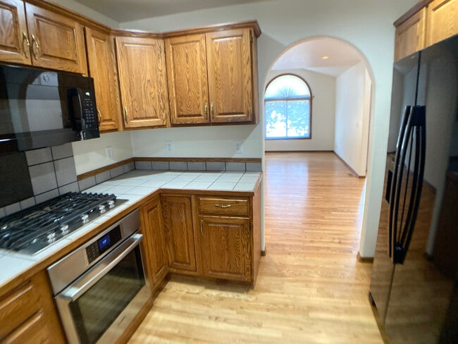 Building Photo - 110 Luxury Ln