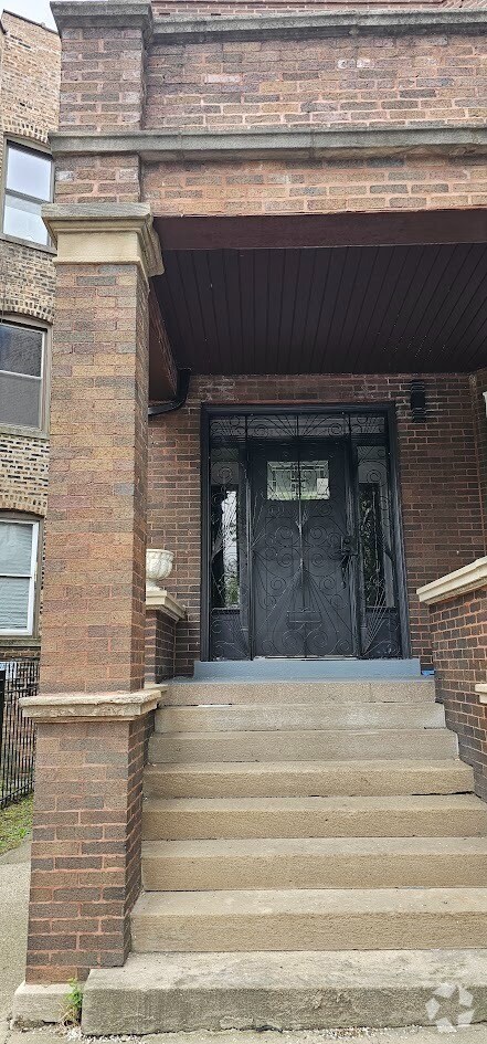 Building Photo - 615 E 60th St