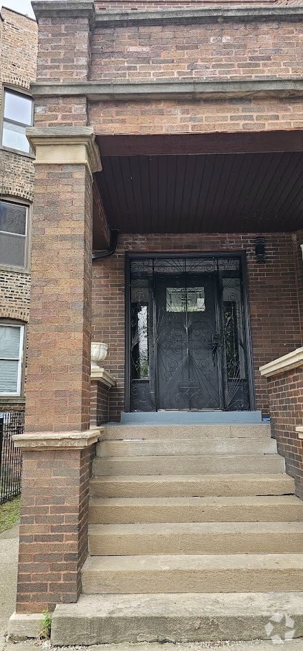 Building Photo - 615 E 60th St