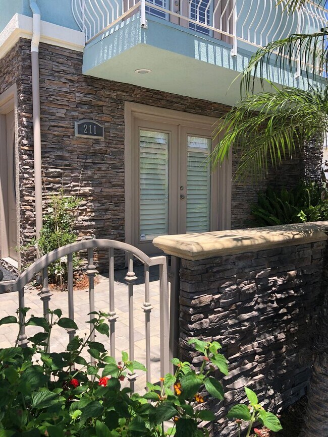 Foto del edificio - Three-story downtown home two blocks from ...