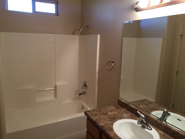 Foto del edificio - 700 N Main St