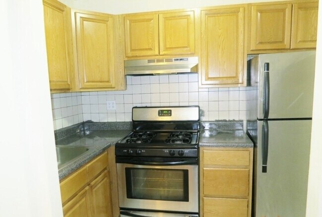 Kitchen - 515 Throop Ave