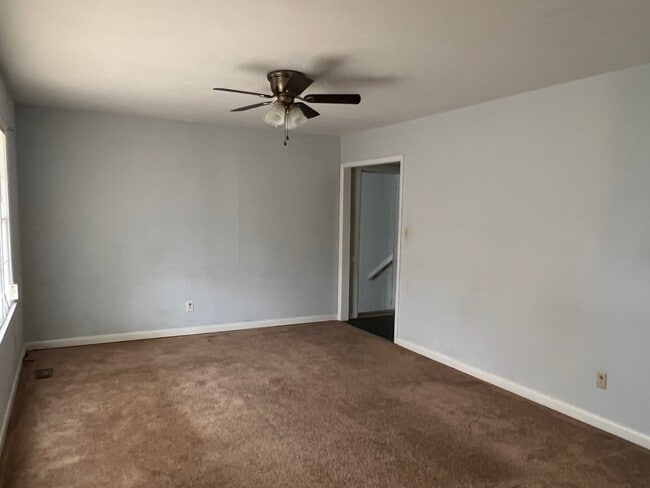 Building Photo - 1602 Camelot Dr