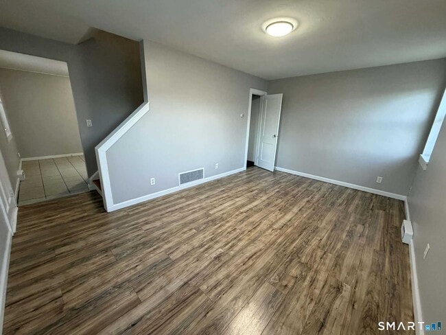 Building Photo - 27 New Hampshire Dr