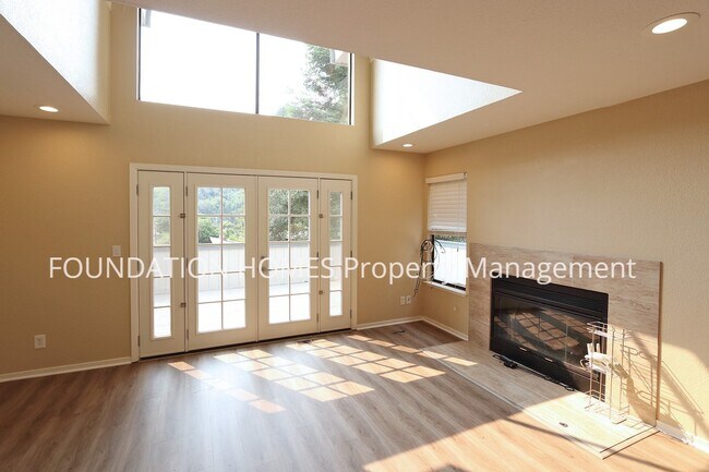 Foto del edificio - Sun Drenched 3BR/2.5BA Home in Tam Junctio...