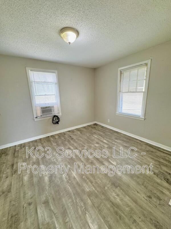 Foto del edificio - 6131 NE Vivion Rd