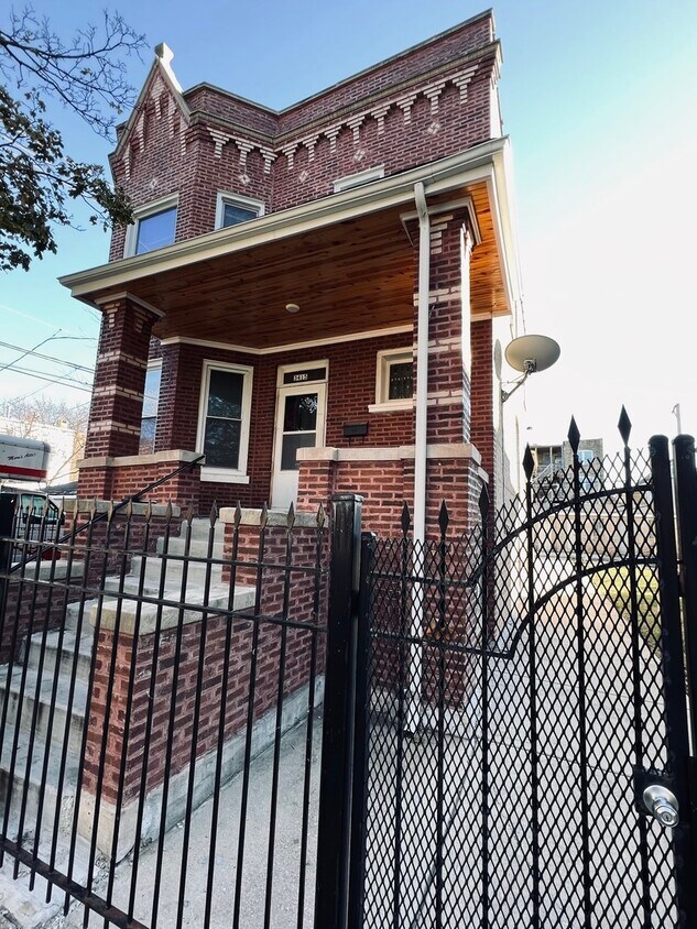 3415 W Lyndale St Unit 2, Chicago, IL 60647 Room for Rent in Chicago