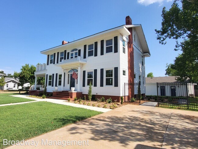 Foto del edificio - 4 br, 3 bath House - 324 E 4th St