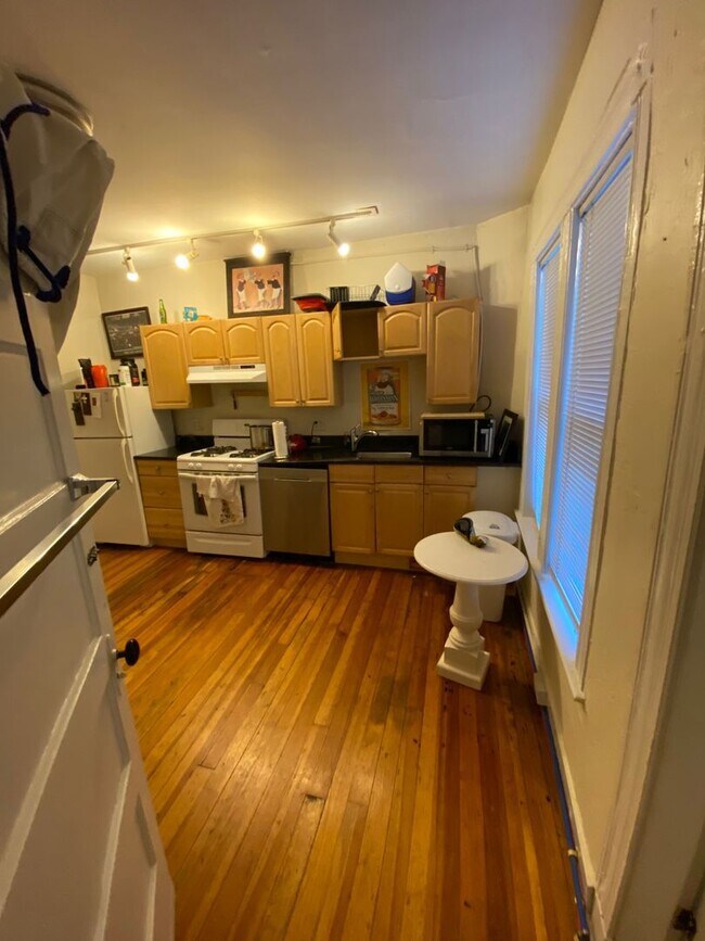 Building Photo - Charming 1 Bedroom