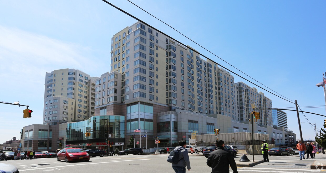 The Grand at SkyView Parc Apartments Flushing, NY