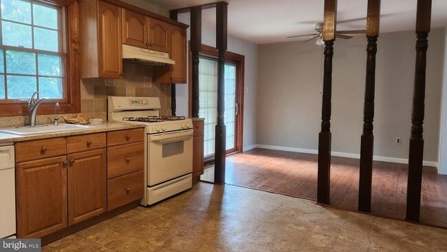 Building Photo - 6 Cedar Creek Dr