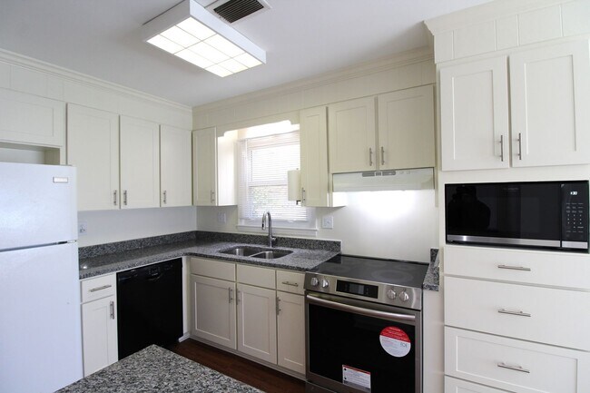 Foto del edificio - Cute Ranch Home in Matthews!