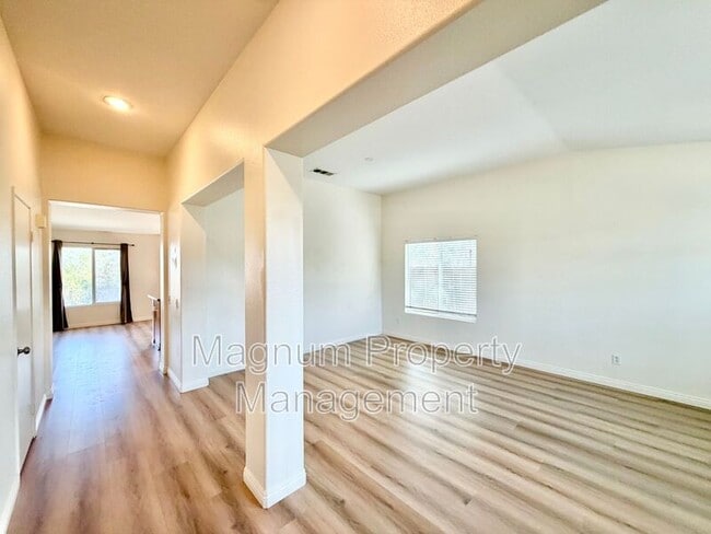 Foto del edificio - 102 Goldenrod Ave
