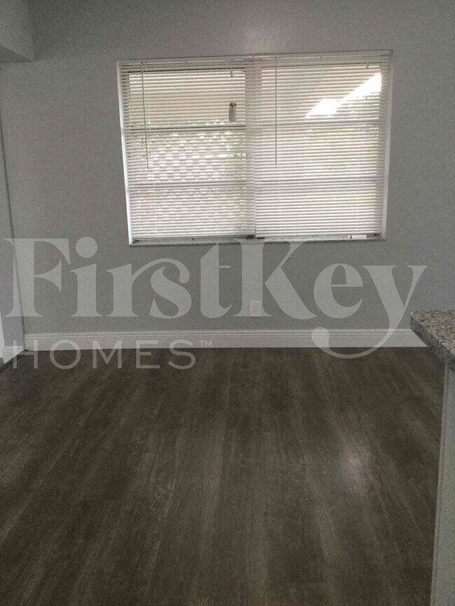 Foto del edificio - 1571 NW 7th Ave