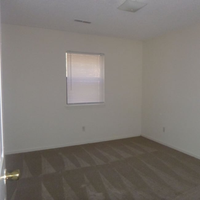 Building Photo - 2928 W Hills Dr