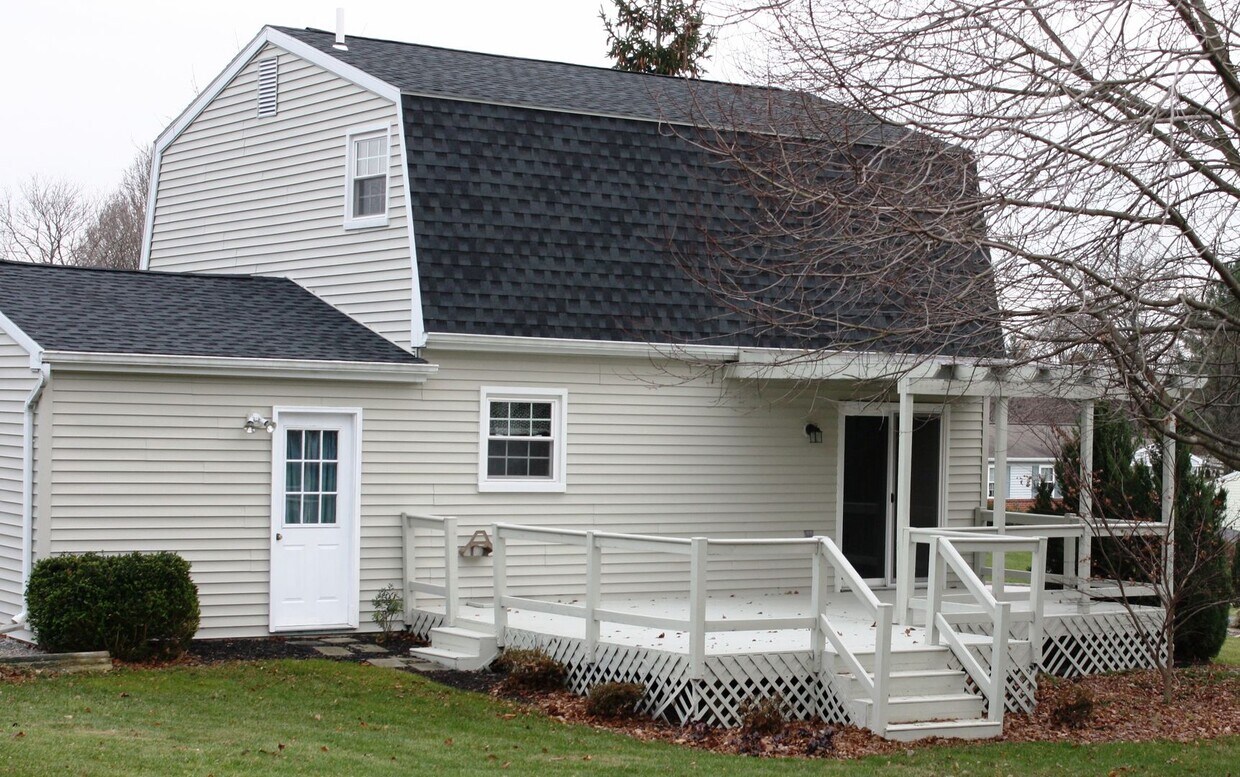 Building Photo - 443 Hillside Dr