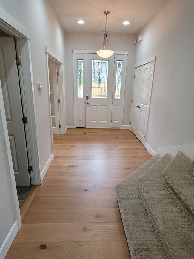 Building Photo - Beautiful, Newport area home!