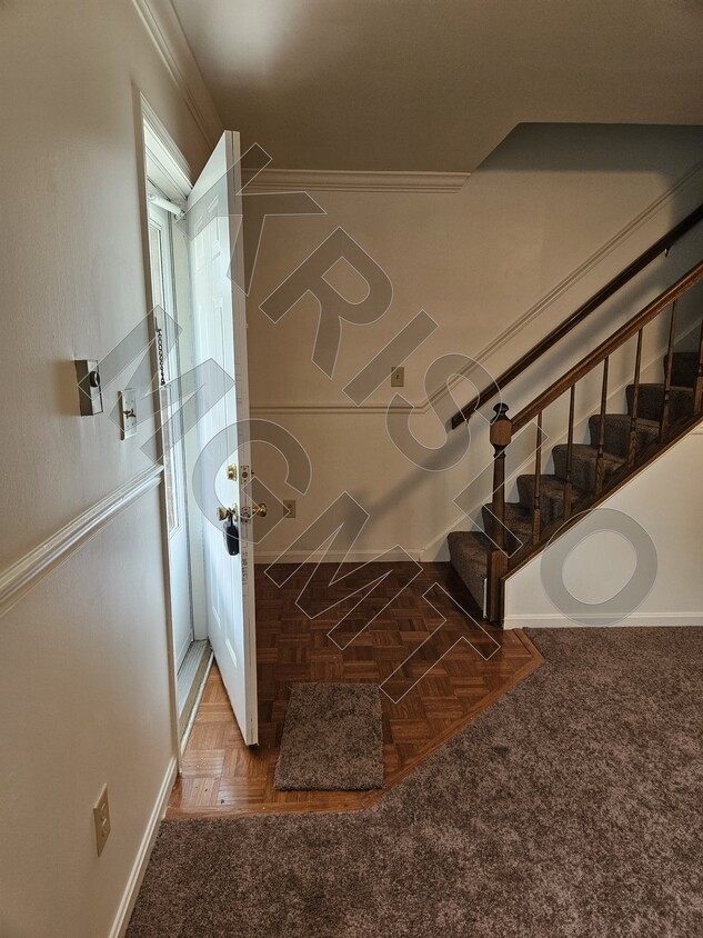 Entry - 923 Harwood Rd