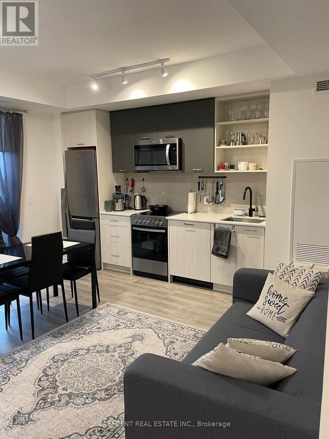 Photo du bâtiment - 2300-2300 St Clair Ave W