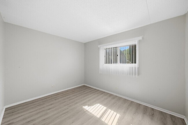 Building Photo - 3850 S Parkway Dr