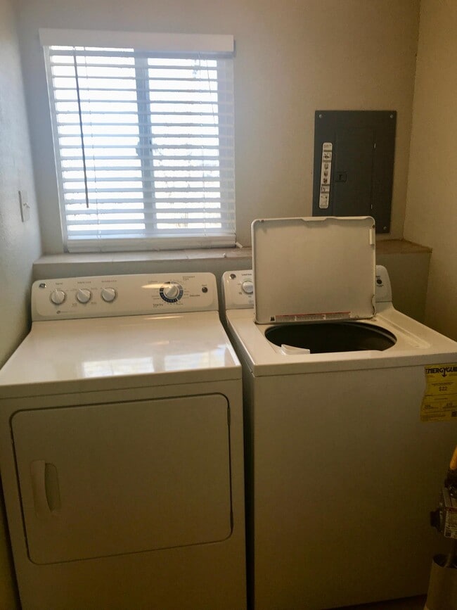 Building Photo - 1415 Willow Dr