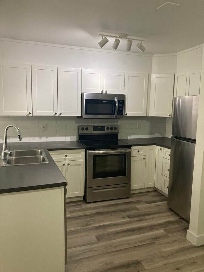 Building Photo - Fully Renovated Unit Available