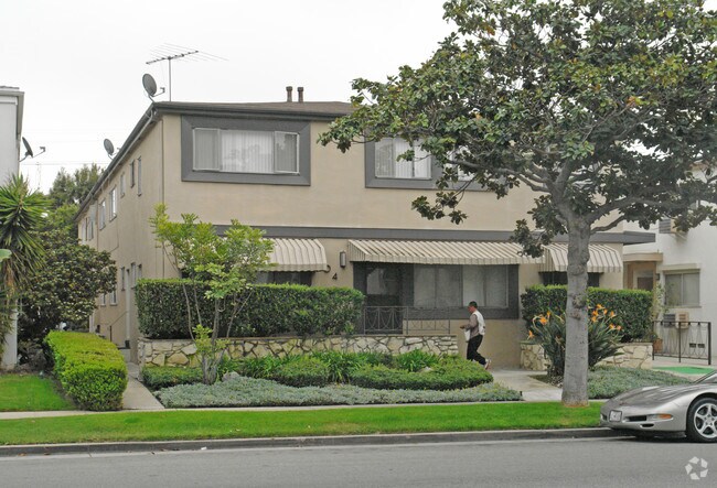 Building Photo - 304 S Doheny Dr