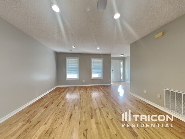Foto del edificio - 121 Crown Oaks Dr