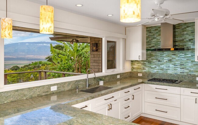 Foto del edificio - Beautiful Custom Built Home in Wailuku Heights, 2 Bed/3 Bath with Flex Room, Magnificent Ocean/Mo...