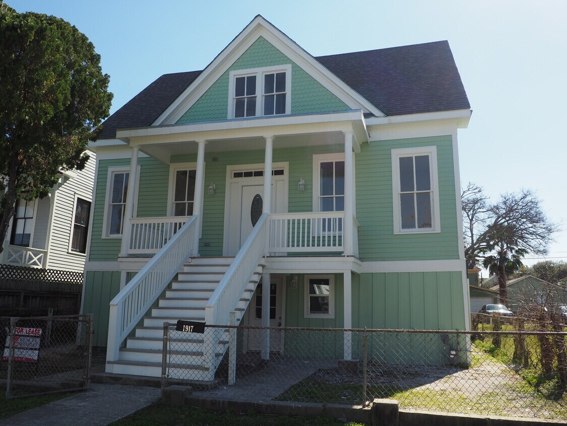 1917 Ave M 1/2, Galveston, TX 77550 Townhome Rentals in Galveston TX