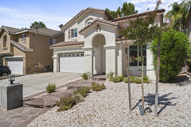 Building Photo - "Spacious 3-Bedroom Retreat with Modern Co...
