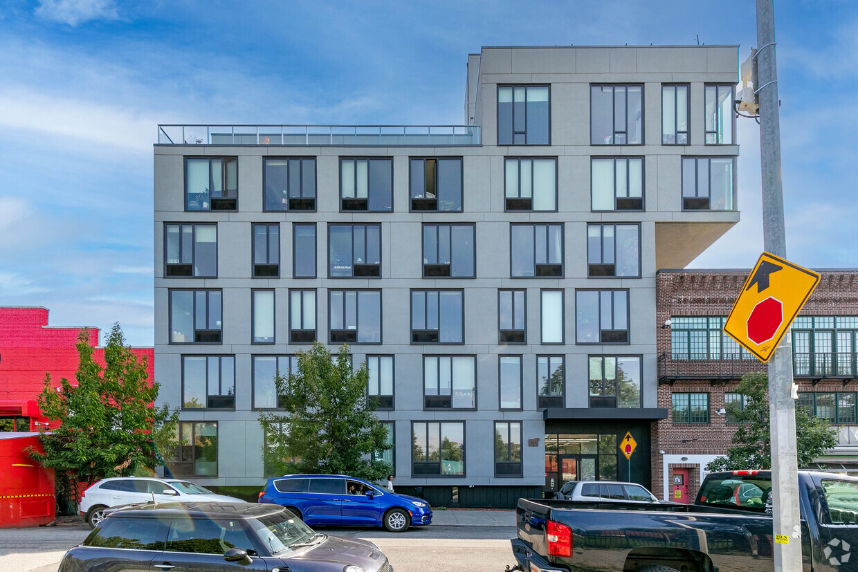 Foto principal - 64 Bayard St