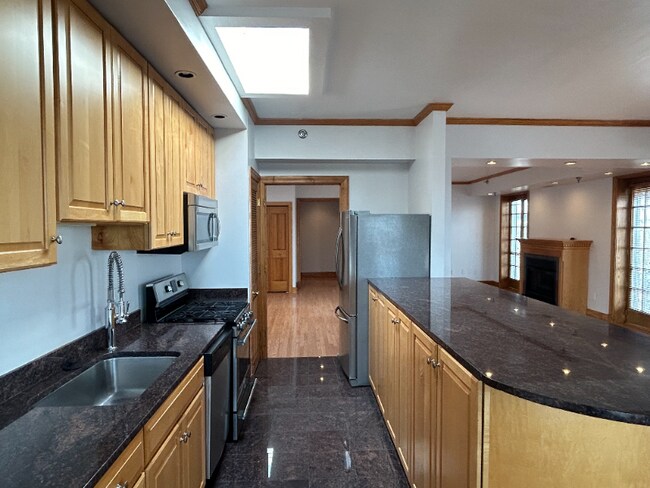 Building Photo - 6111 Fifth Ave