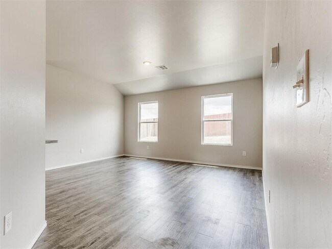 Building Photo - 9500 Saddle Dr