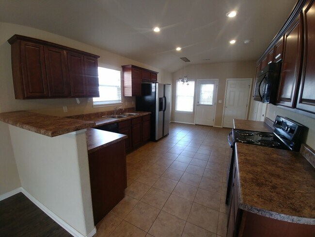 Building Photo - Great 3 Bedroom home in Fayetteville! Conv...