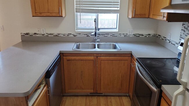 Foto del edificio - 2 BEDROOM LAYTON TOWNHOUSE