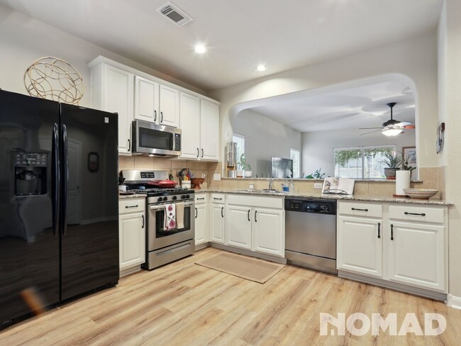 Building Photo - 2 Bed / 2 Bath Furnished House in N. Austin