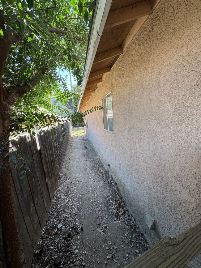 Building Photo - 1747 W Connelly Ave