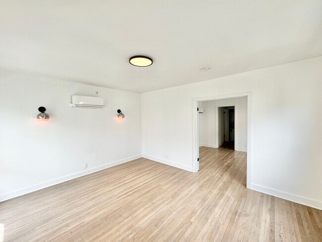 Building Photo - 328 N Kingsley Dr