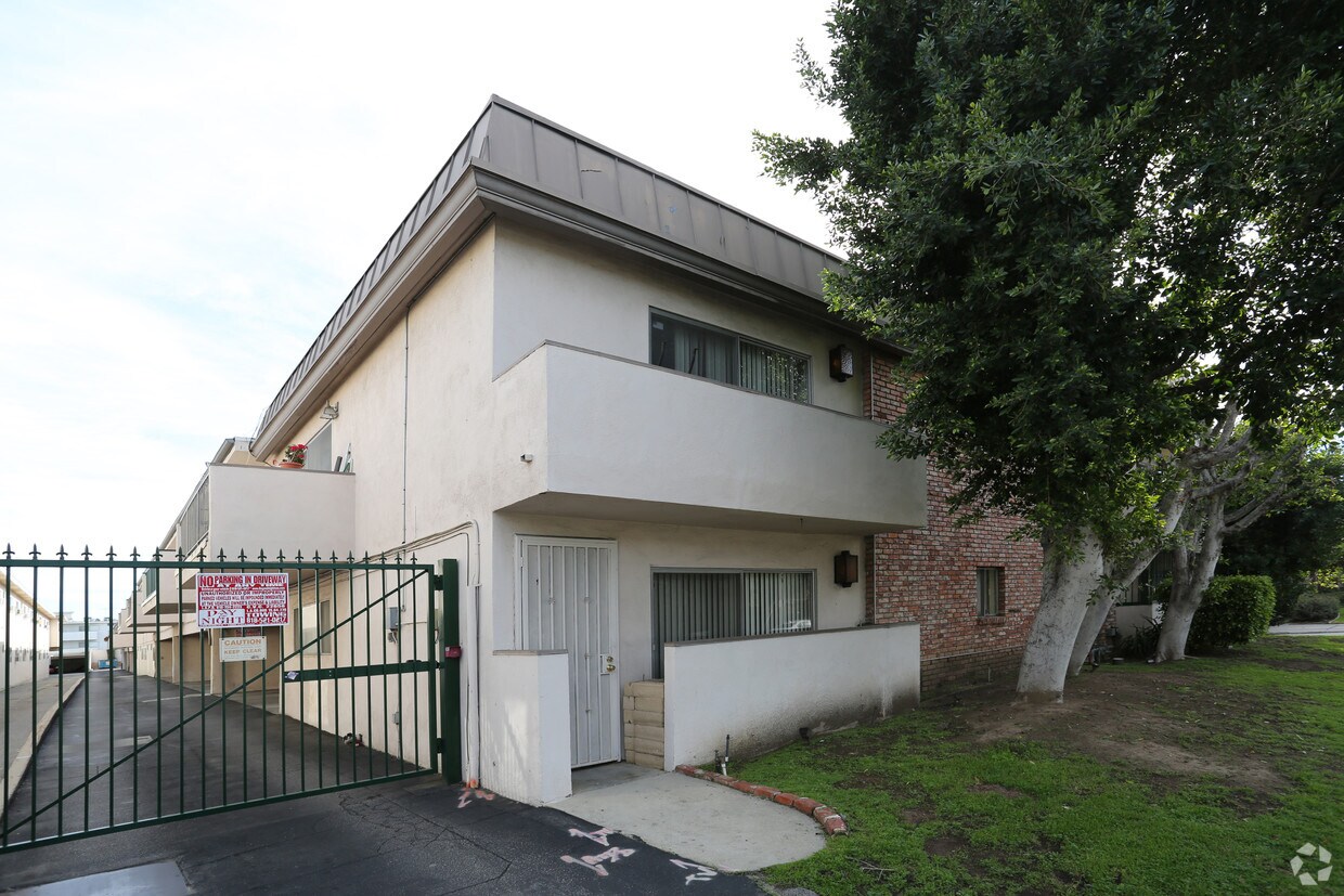 Foto del edificio - 5258 Newcastle Ave