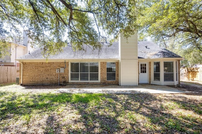 Building Photo - 811 Sierra Lake Dr