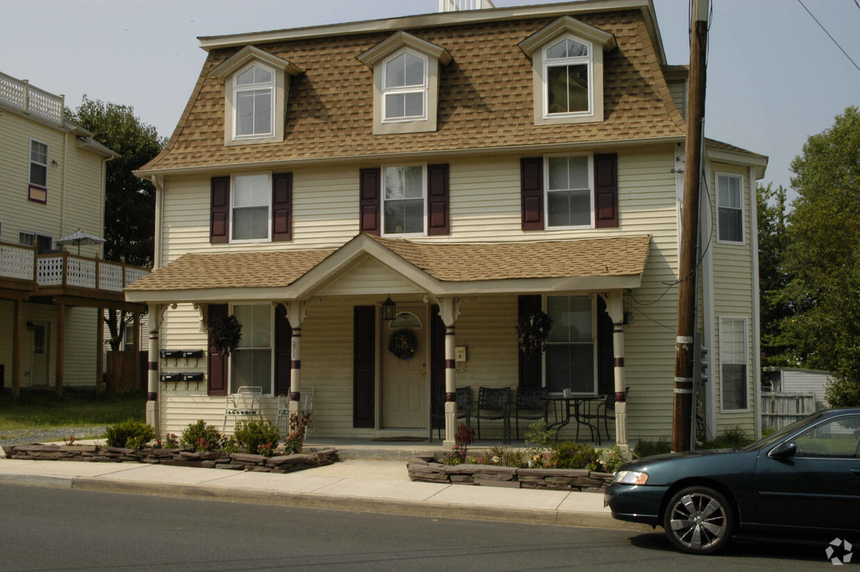 Building Photo - 571 Otsego St