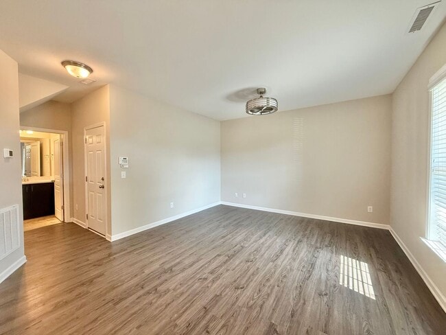 Foto del edificio - Stunning 3BD, 3.5BA Raleigh Townhome in th...