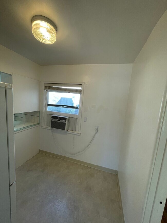 Building Photo - Charming Land Park 2/1 Apartment