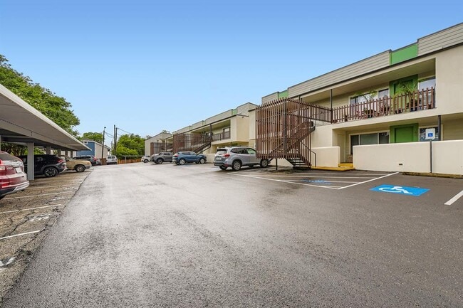 Building Photo - 2200 Dickson Dr