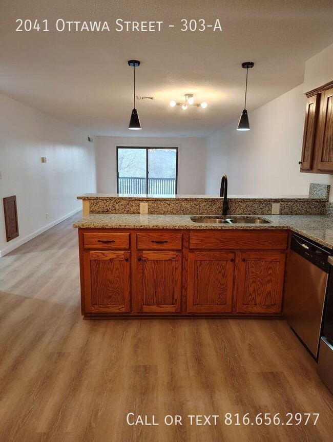 Building Photo - 3 Bed 2 Bath unit, 1300 square feet.