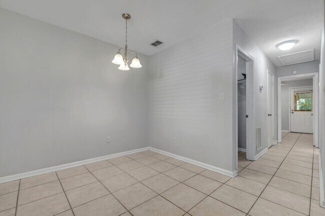 Building Photo - Townhome Off The Parkway