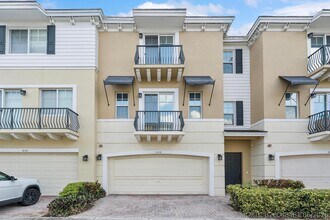 Building Photo - 638 NW 38th Cir