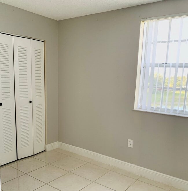 Building Photo - 9735 Fontainebleau Blvd