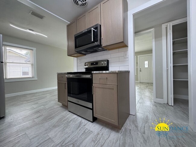Building Photo - Charming 3-Bedroom Home Minutes from Eglin...